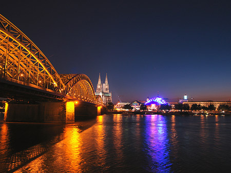 Foto Blick auf musical-dome und Kölner Dom