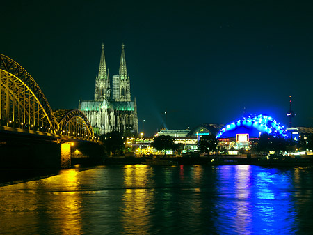 Blick auf musical-dome und Kölner Dom Fotos