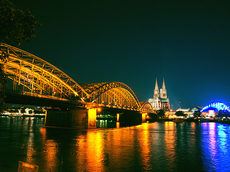 Foto Blick auf musical-dome und Kölner Dom