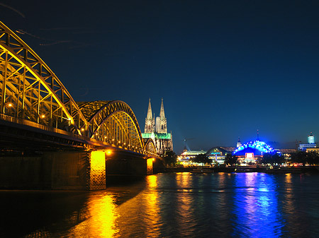 Foto Blick auf musical-dome und Kölner Dom - Köln