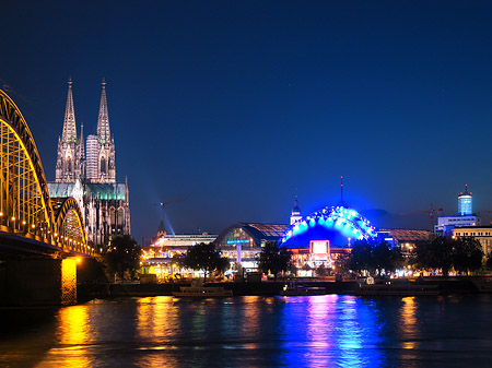 Foto Blick auf musical-dome und Kölner Dom