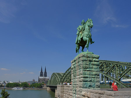 Fotos Reiterstatue vor dem Kölner Dom | Köln