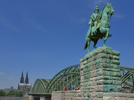 Reiterstatue vor dem Kölner Dom Fotos