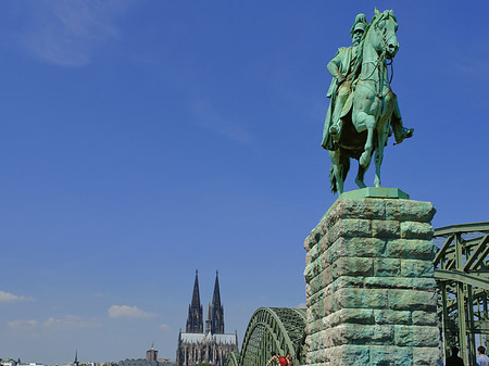 Reiterstatue vor dem Kölner Dom Fotos