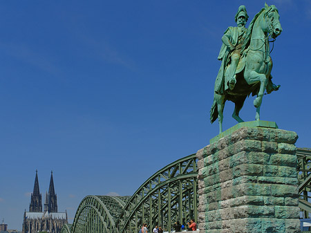 Reiterstatue vor dem Kölner Dom Fotos