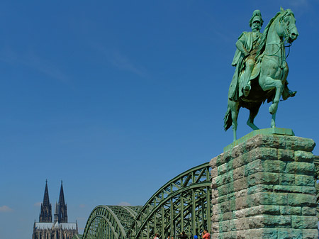 Foto Reiterstatue vor dem Kölner Dom - Köln