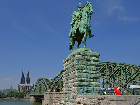 Reiterstatue vor dem Kölner Dom