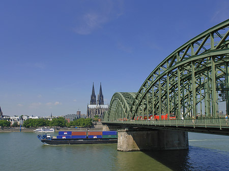 Fotos Schiff unter der Hohenzollernbrücke