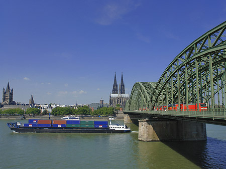 Schiff unter der Hohenzollernbrücke Foto 