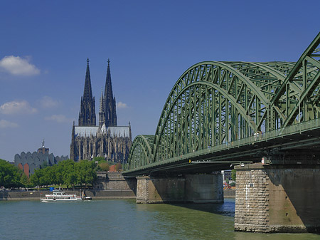 Foto Schiff unter der Hohenzollernbrücke