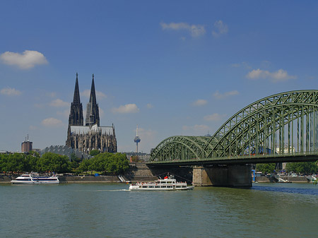 Fotos Schiff unter der Hohenzollernbrücke | Köln