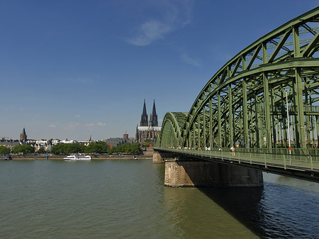 Foto Schiff unter der Hohenzollernbrücke