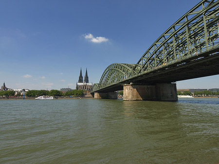 Schiff unter der Hohenzollernbrücke Fotos