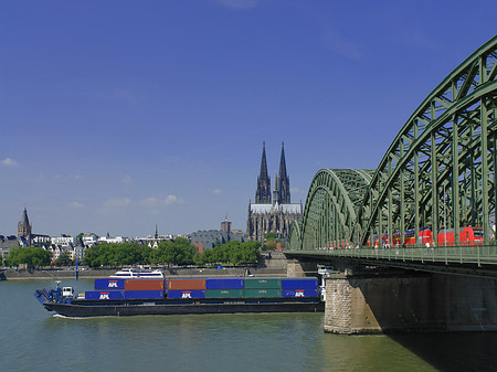 Fotos Schiff unter der Hohenzollernbrücke | Köln