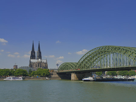 Fotos Schiff unter der Hohenzollernbrücke