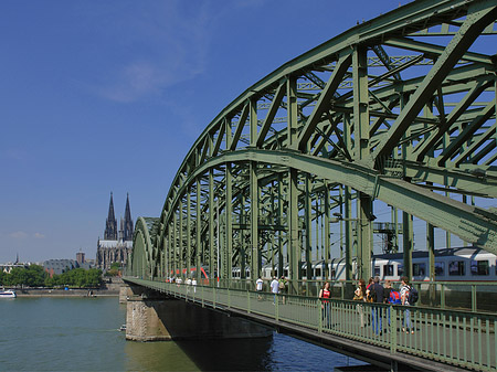 Zug fährt über die Hohenzollernbrücke Fotos