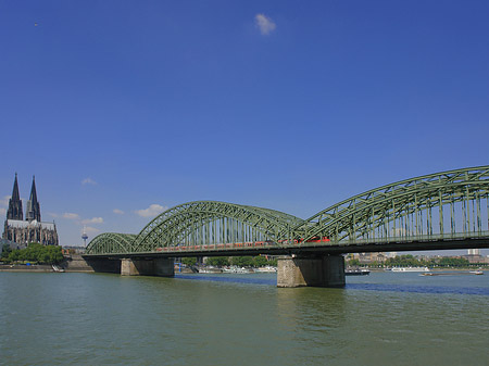 Foto Zug fährt über die Hohenzollernbrücke