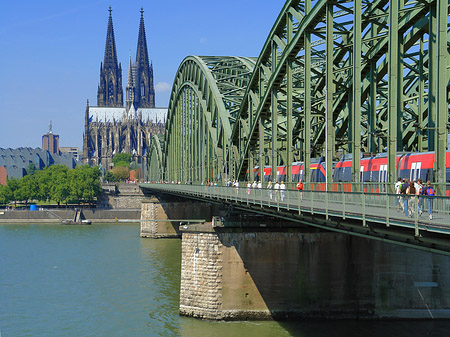 Zug fährt über die Hohenzollernbrücke