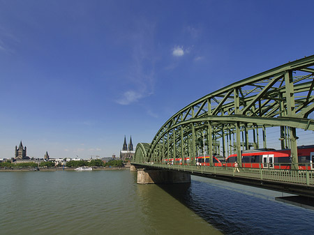 Fotos Zug fährt über die Hohenzollernbrücke | Köln