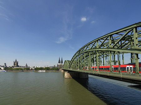 Fotos Zug fährt über die Hohenzollernbrücke