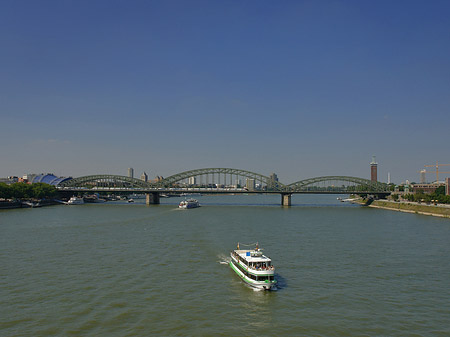 Schiff vor der Hohenzollernbrücke Foto 