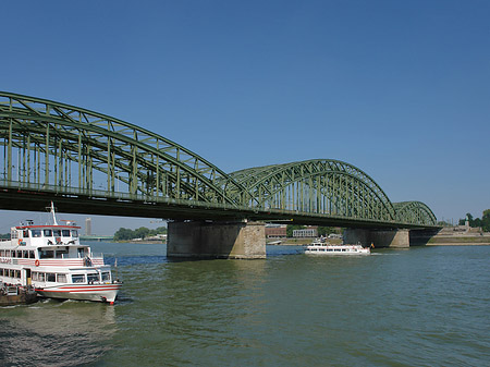 Fotos Schiff vor der Hohenzollernbrücke