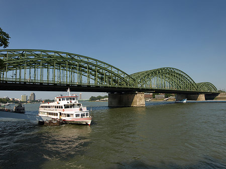 Foto Schiff vor der Hohenzollernbrücke - Köln