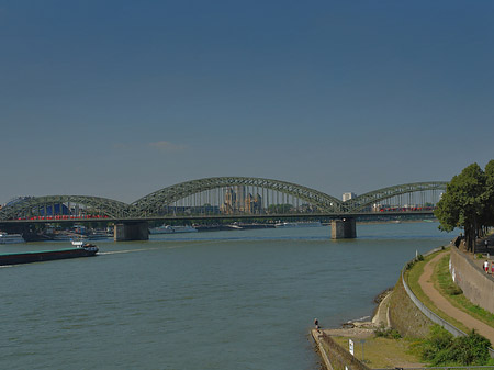 Schiff vor der Hohenzollernbrücke Fotos