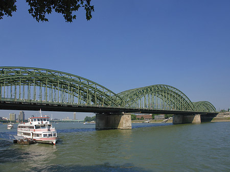 Fotos Schiff vor der Hohenzollernbrücke | Köln