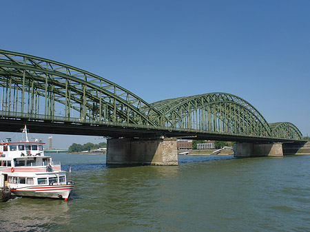 Schiff vor der Hohenzollernbrücke Fotos