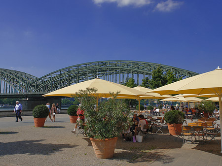 Fotos Sonnenschirme vor der Hohenzollernbrücke | Köln