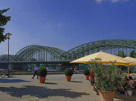 Sonnenschirme vor der Hohenzollernbrücke Foto 