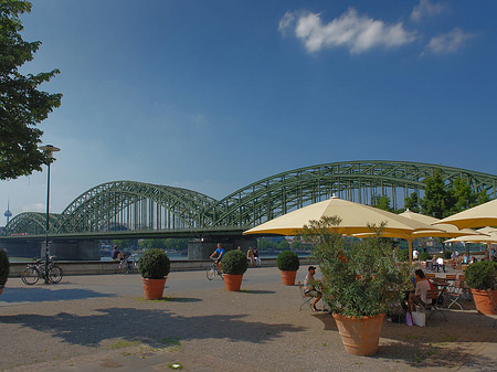 Foto Sonnenschirme vor der Hohenzollernbrücke