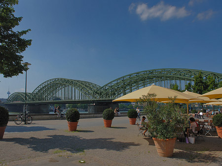 Sonnenschirme vor der Hohenzollernbrücke Foto 