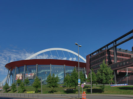 Foto Kölnarena neben Stadthaus