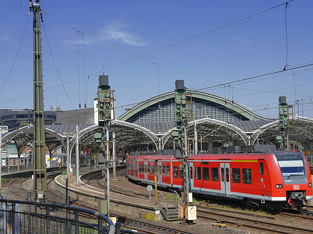 Kölner Bahnhof mit Zug Foto 