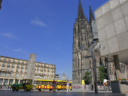 Bimmelbahn fährt zum Kölner Dom Fotos