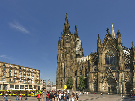 Foto Bimmelbahn fährt zum Kölner Dom