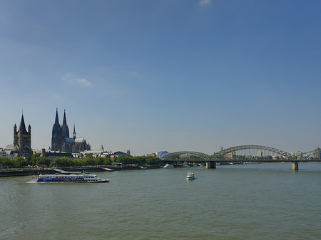 Foto Kölner Dom und Groß St Martin auf Rheinufer - Köln