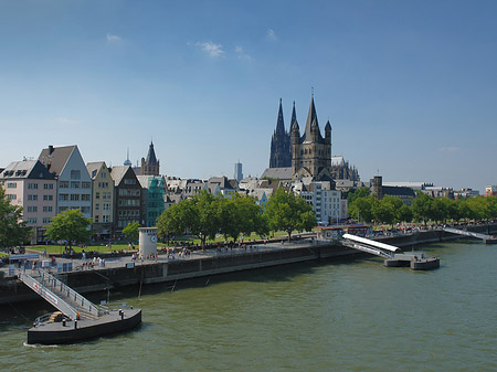 Kölner Dom und Groß St Martin auf Rheinufer Foto 