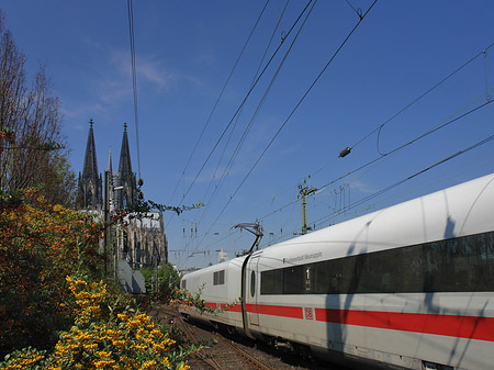 Kölner Dom mit ICE