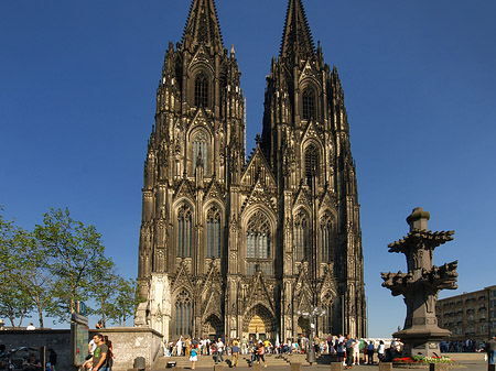 Touristen tummeln sich vor Kölner Dom Fotos