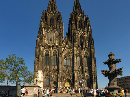 Touristen tummeln sich vor Kölner Dom Foto 