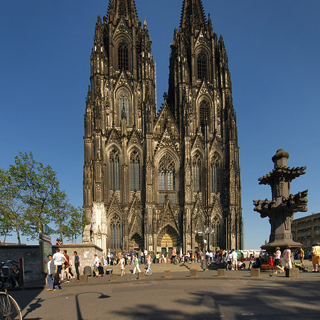 Touristen tummeln sich vor Kölner Dom