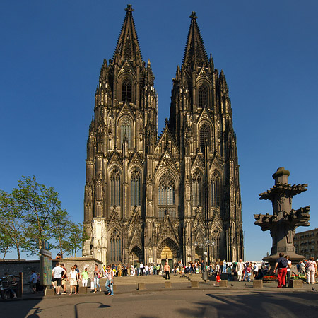 Touristen tummeln sich vor Kölner Dom Fotos