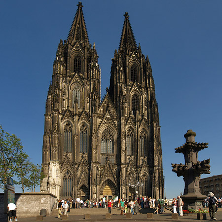 Fotos Touristen tummeln sich vor Kölner Dom