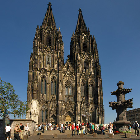 Touristen tummeln sich vor Kölner Dom Fotos