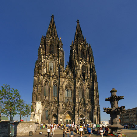 Foto Touristen tummeln sich vor Kölner Dom - Köln