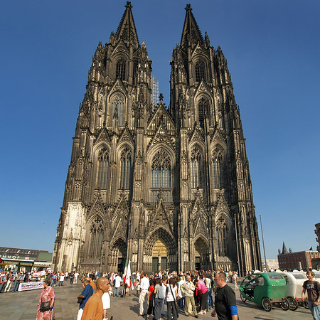 Touristen tummeln sich vor Kölner Dom Fotos