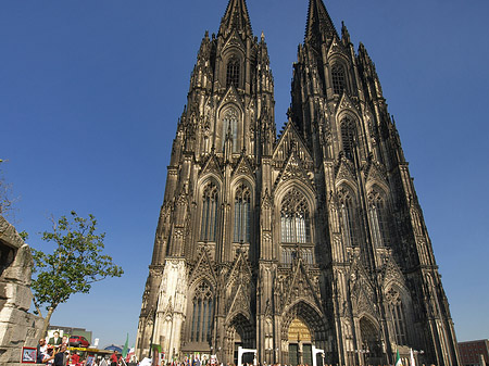 Foto Touristen tummeln sich vor Kölner Dom - Köln